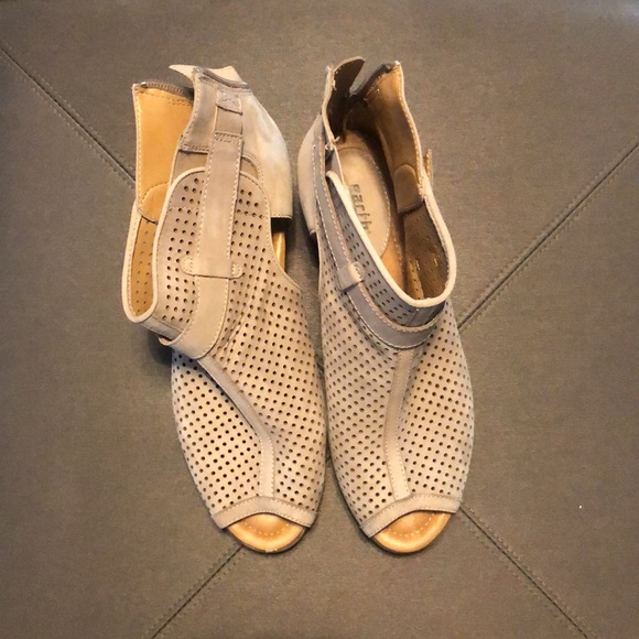 Fall in LOVE🍂 These shoes are sooo dang cute and ready to create your look 😍 - Picture 2 of 7